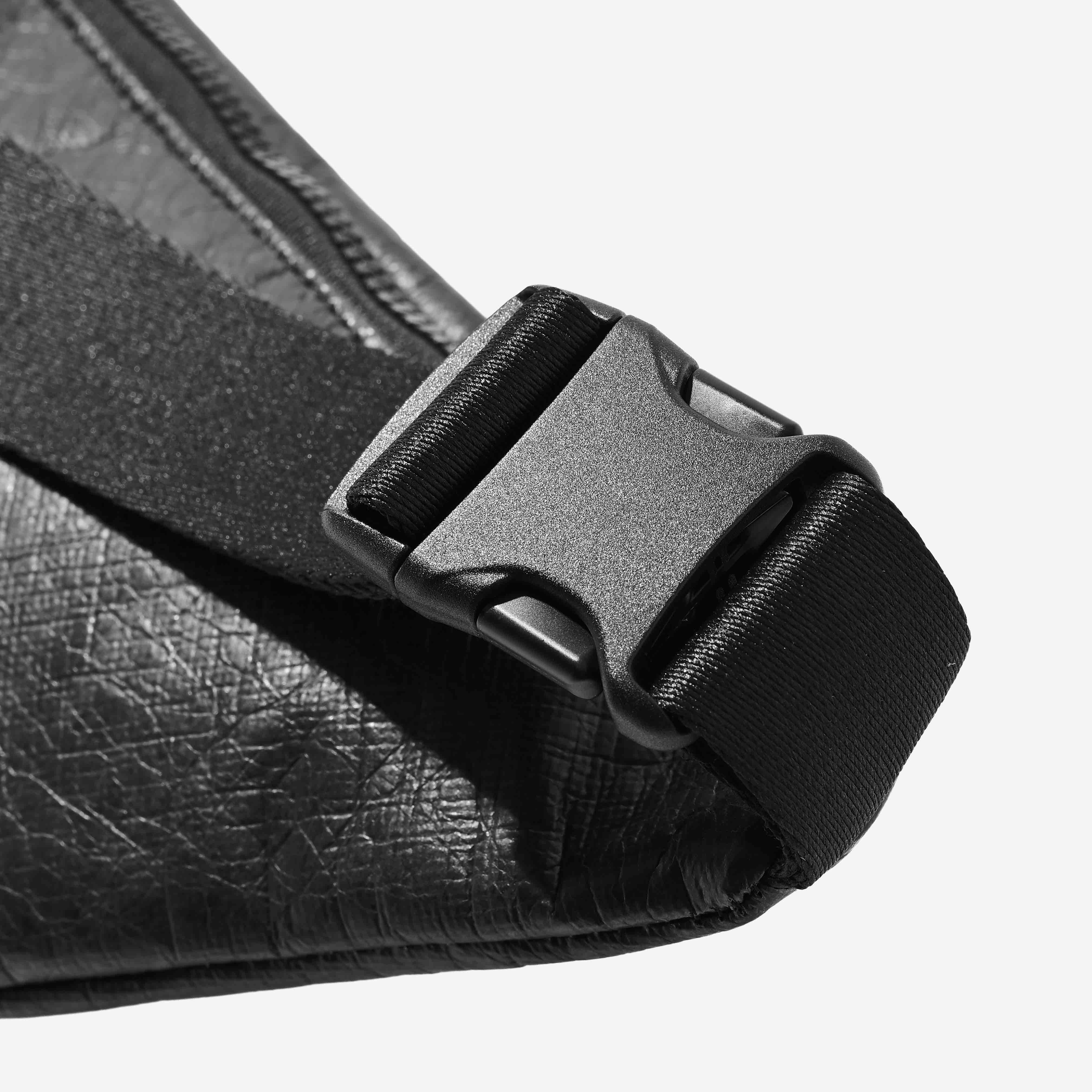 Paprcuts Bauchtasche Just Black Tyvek 2L wasserabweisend