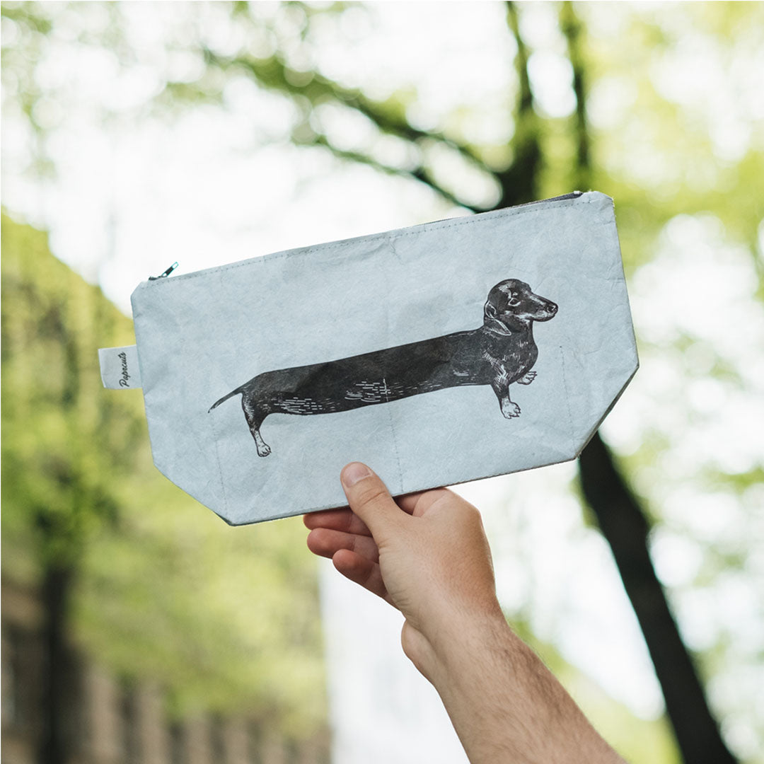 Paprcuts Sausage Dog Kulturbeutel Blau Tyvek vegan Dackel