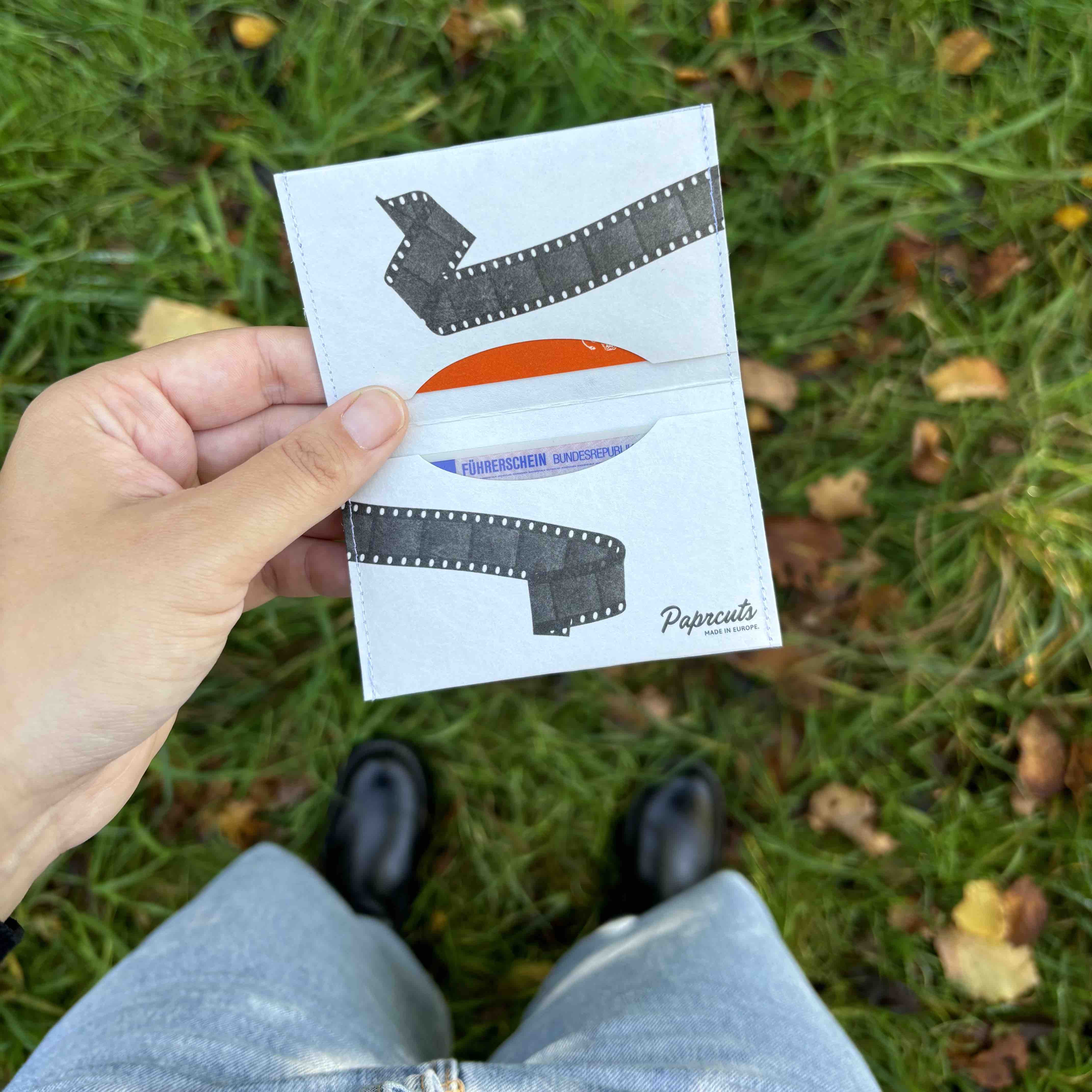 Paprcuts RFID Kartenhalter Kamera Kartenetui grau retro vegan