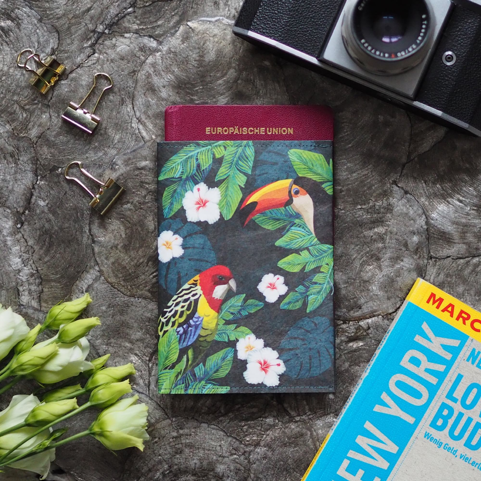 Paprcuts Tucano & Parrot RFID Reisepasshülle Tyvek vegan