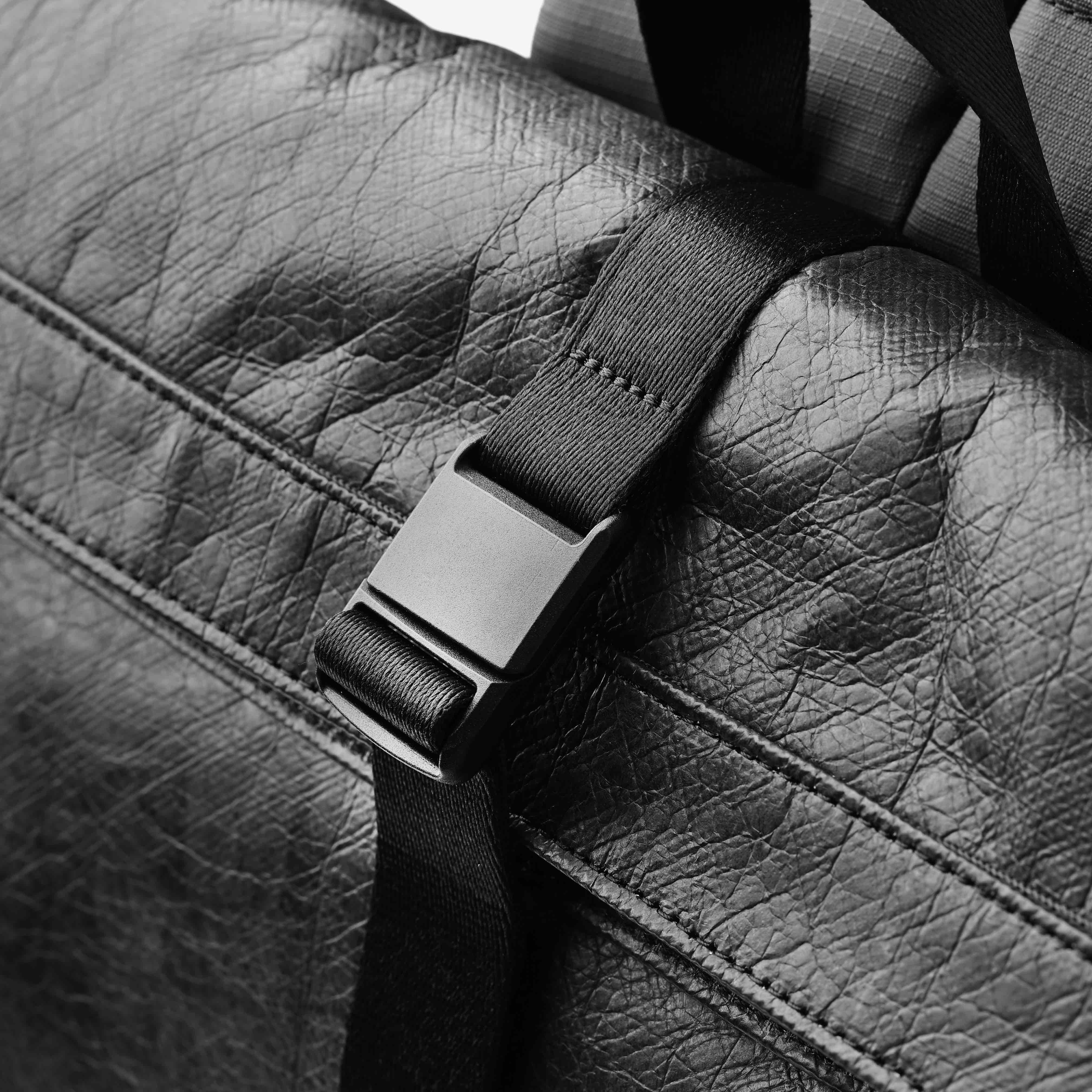 Paprcuts Berlin Rucksack Just Black Bundle mit Bauchtasche