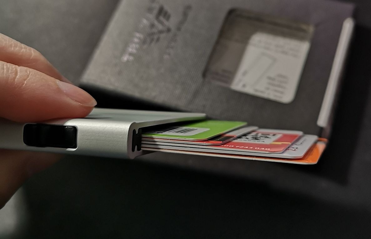 Tru Virtu Credit Card Case Click & Slide Kartenetui Black Magic RFID